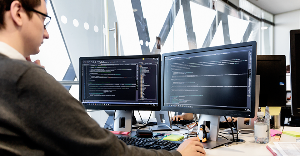 Přes rameno nebo pod stůl? Koupit notebook nebo PC?